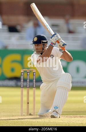 Le MS Dhoni d'Indiia chauves-souris pendant le troisième jour du deuxième test au terrain de cricket de Lord, Londres. Banque D'Images