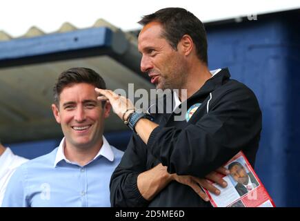 John va, le directeur de Melbourne, n'a pas Schip en conversation avec Oldham Lee Johnson, le Manager sportif (à gauche) avant le match Banque D'Images