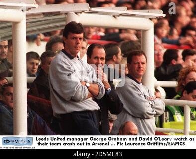 George Graham, directeur de Leeds United, et David O'Leary, observent la même direction Leur équipe perd à Arsenal Banque D'Images