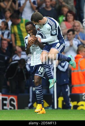 West Bromwich le Saido Berahino d'Albion (à gauche) célèbre avec Craig Gardner après avoir mis ses côtés au deuxième but du match contre Burnley. Banque D'Images