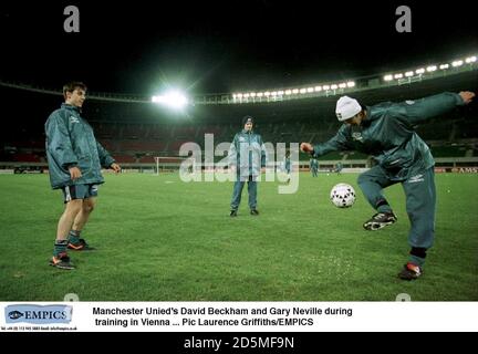 David Beckham et Gary Neville de Manchester United pendant leur entraînement à Vienne Banque D'Images