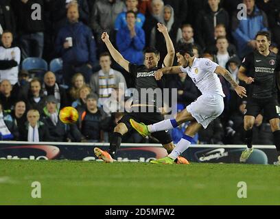 Alex Mowatt (r) de Leeds United marque l'objectif d'ouverture Jonnie Jackson, de Charlton Athletic, essaie de se bloquer Banque D'Images