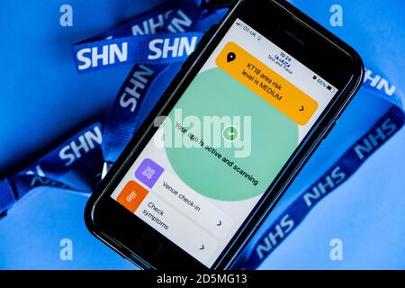 Londres UK octobre 14 2020, gros plan de l'application de téléphone mobile NHS Track and Trace du Royaume-Uni pour alerter les gens de la COVID-19 Banque D'Images