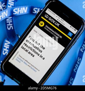 Londres UK octobre 14 2020, gros plan de l'application de téléphone mobile NHS Track and Trace du Royaume-Uni pour alerter les gens de la COVID-19 Banque D'Images