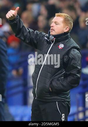 Neil Lennon, le directeur de Bolton Wanderers, donne le pouce. Banque D'Images