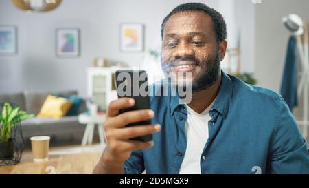 Jeune homme identifié par la reconnaissance faciale biométrique processus de lecture à partir de son smartphone. Concept futuriste : le projecteur identifie l'individu par Banque D'Images