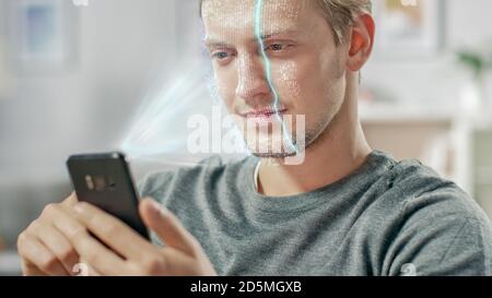 Jeune homme identifié par la reconnaissance faciale biométrique processus de lecture à partir de son smartphone. Concept futuriste : le projecteur identifie l'individu par Banque D'Images