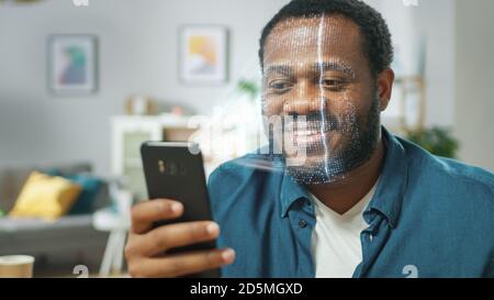 Jeune homme identifié par la reconnaissance faciale biométrique processus de lecture à partir de son smartphone. Concept futuriste : le projecteur identifie l'individu par Banque D'Images