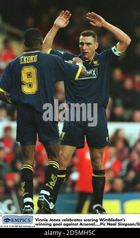 Vinnie Jones célèbre le but gagnant de Wimbledon contre Arsenal Banque D'Images