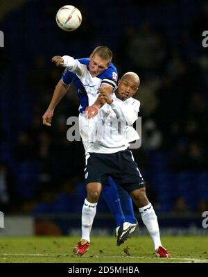 Jason de vos, de la ville d'Ipswich, et El-Hadji Diouf, de Bolton Wanderers. Banque D'Images