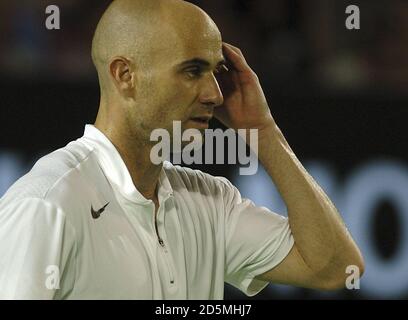 Andre Agassi, des États-Unis, sort du terrain abattu après avoir perdu À Roger Federer de Suisse Banque D'Images