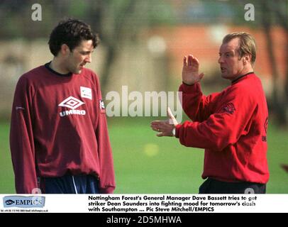 Dave Bassett, directeur général de la forêt de Nottingham, essaie d'obtenir un attaquant Dean Saunders entre dans une ambiance de combat pour l'affrontement de demain avec Southampton Banque D'Images