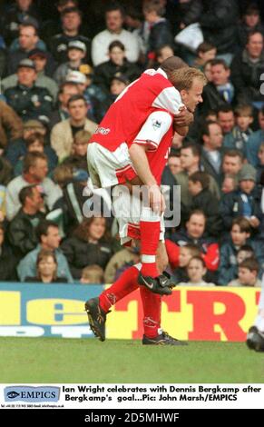 Ian Wright d'Arsenal (à gauche) célèbre avec son coéquipier Dennis Bergkamp (à droite) Banque D'Images