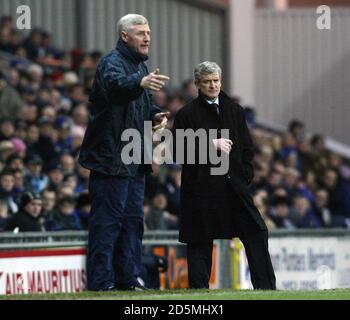 Mark Hughes, directeur de Blackburn Rovers, et Nigel, responsable de Norwich City Worthington joue les lignes de contact pendant le match Banque D'Images