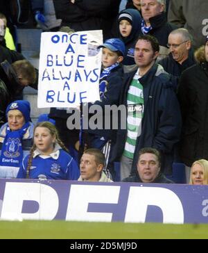 Un jeune fan d'Everton tient une bannière pour Manchester United Wayne Rooney Banque D'Images