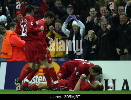 John Arne Riise de Liverpool (à l'étage) Célèbre le deuxième but contre Bayer Leverkusen avec Dietmar Hamann Banque D'Images