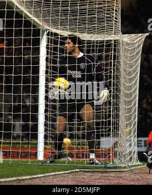 David James, gardien de but de Manchester City, choisit le ballon le filet après avoir concédé l'objectif d'ouverture Banque D'Images