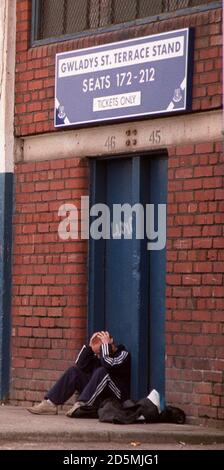 Un fan d'Everton attend que les portes s'ouvrent à l'extérieur de Goodison Park, à Everton Banque D'Images