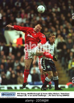 Phil Stamp, Middlesbrough {L} bat Allan Nielsen, Tottenham Hotspur {R} dans un défi aérien. Banque D'Images