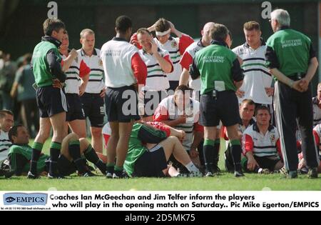 Les entraîneurs Ian McGeechan et Jim Telfer informent les joueurs qui Sera joué au match d'ouverture samedi Banque D'Images