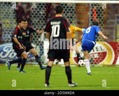 Frank Lampard (r) de Chelsea marque le but d'ouverture après le Bayern Oliver Kahn, gardien de but de Munich Banque D'Images