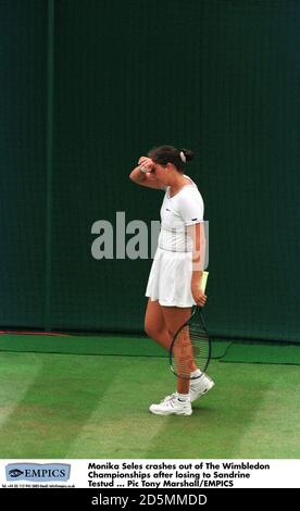 Monica Seles s'écrase sur les championnats de Wimbledon après avoir perdu À Sandrine Testud Banque D'Images