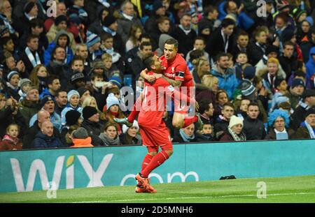 Roberto Firmino de Liverpool et Philippe Coutinho (à droite) célèbrent l'ouverture But propre par Eliaquim Mangala de Manchester City Banque D'Images