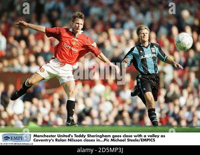 Teddy Sheringham (à gauche) de Manchester United tire pour but Coventry Le Roland Nilsson (à droite) de la ville ferme Banque D'Images