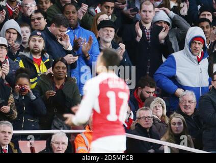 Alexis Sanchez d'Arsenal est applaudi par le leader travailliste Jeremy Corbyn dans les stands Banque D'Images