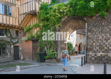 Porte du Prieuré de Winchester, vue en été des personnes passant par la porte médiévale du Prieuré dans le centre historique de Winchester, Angleterre, Royaume-Uni Banque D'Images