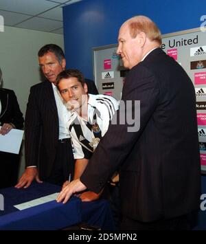 La nouvelle signature de Newcastle United Michael Owen signe son contrat flanqué Par son nouveau directeur Graeme Souness (l) et président Freddy Berger (r) Banque D'Images