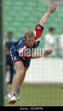 Paul Collingwood en Angleterre en action pendant la session filets à Brit Ovale Banque D'Images