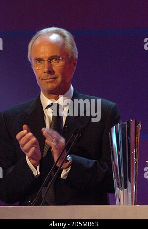 Sven Goran Eriksson, directeur de l'Angleterre, présente un prix lors de l'enregistrement des World XI Player Awards 2005 de la FIFPro pour Sky One. Banque D'Images