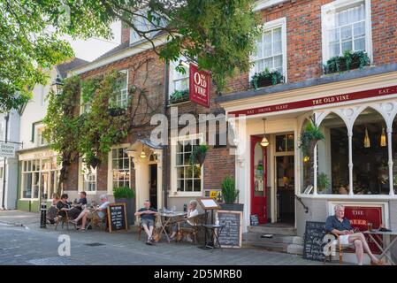 Style de vie en Angleterre, vue sur un après-midi d'été de personnes se détendant à l'extérieur du pub Old Vine dans Great Minster Street, Winchester, Hampshire, Angleterre, Royaume-Uni Banque D'Images