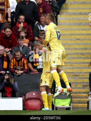 Steve Morison (à gauche) de Millwall célèbre le deuxième but de son côté Du jeu avec son coéquipier Byron Webster Banque D'Images