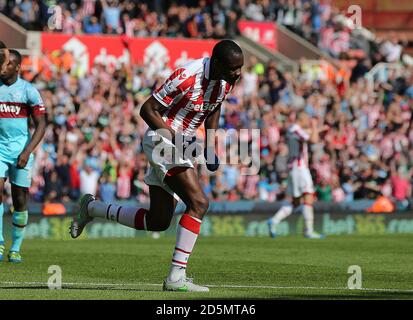 Giannelli Imbula, de la ville de Stoke, célèbre son premier but le jeu Banque D'Images