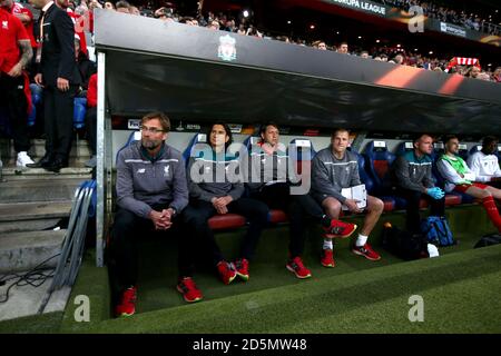 Jurgen Klopp (à gauche), directeur de Liverpool, est assis avec son personnel d'encadrement sur le banc Banque D'Images