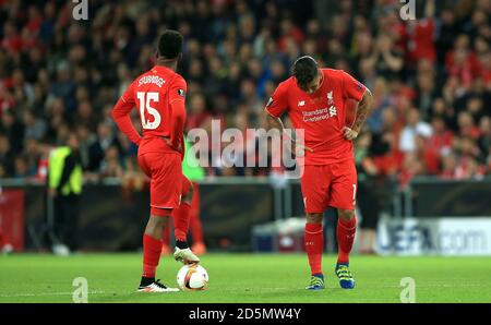 Daniel Sturridge de Liverpool (à gauche) et Roberto Firmino ont défait Redémarrer après que Séville a atteint son deuxième objectif Banque D'Images