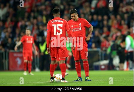 Daniel Sturridge (à gauche) et Roberto Firmino (à droite) de Liverpool ont été abandonnés Le redémarrage après le score de Séville Banque D'Images