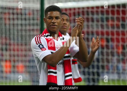 Marcus Rashford de Manchester United applaudit les fans après le coup de sifflet final. Banque D'Images