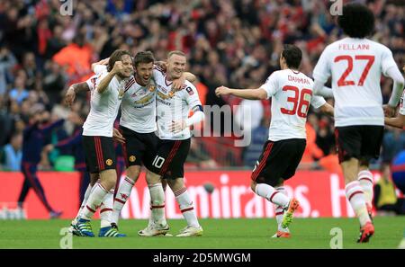 Wayne Rooney, Michael Carrick et Daley Blind de Manchester United célèbrent après le coup de sifflet final. Banque D'Images