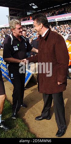 (G-D) le directeur de la ville de Birmingham, Steve Bruce, et le directeur d'Aston Villa David O'Leary se secoue les mains avant le match Banque D'Images