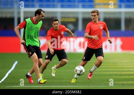 Diego Godin (à gauche) de l'Atletico Madrid et Antoine Griezmann se battent pour la balle Banque D'Images