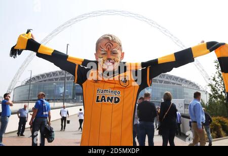 Le fan de Hull City montre son soutien à l'extérieur du sol avant le match. Banque D'Images