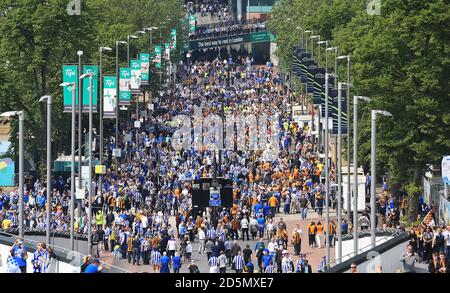 Les fans de Hull City et de Sheffield Wednesday se rendent sur Wembley Way avant le match. Banque D'Images