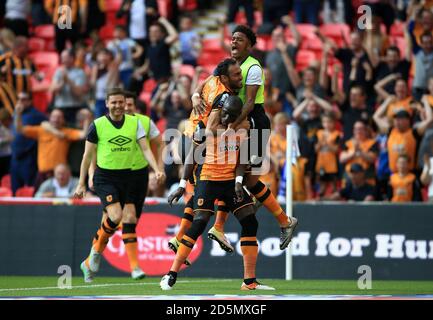 Mohamed Diame (au centre) de Hull City célèbre l'ouverture de son équipe But avec les coéquipiers Ahmed Elmohamady (à gauche) et Chuba Akpom (à droite) Banque D'Images