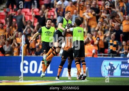 Mohamed Diame (au centre) de Hull City célèbre l'ouverture de son équipe Objectif avec les coéquipiers Alex Bruce (en haut) et Chuba Akpom (à droite) Banque D'Images