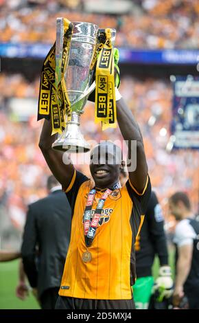 Mohamed Diame de Hull City célèbre avec le trophée Banque D'Images