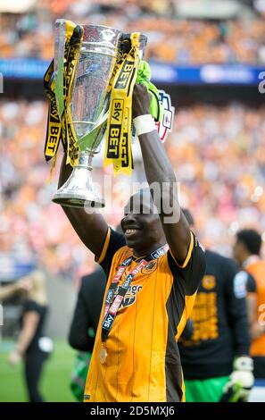 Mohamed Diame de Hull City célèbre avec le trophée Banque D'Images