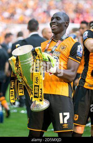 Mohamed Diame de Hull City célèbre avec le trophée Banque D'Images